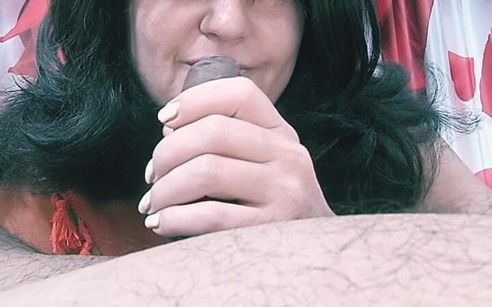 Bolly Karma: Krásná dívka líže zadek a hraje si.