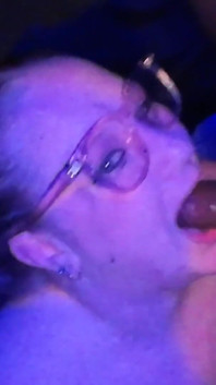 Sexy prsatá MILF dává deepthroat kouření spolubydlícímu dostane nedbalý obličej ošukaný do krku
