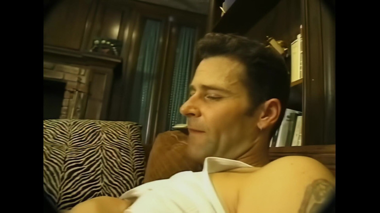 Pornobello: Seorang berambut cokelat muda yang cantik untuk bercinta di sofa