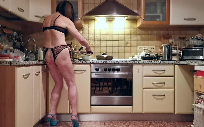 Sissy Cummy Lingerie: नायलॉन बहिन रंडी Michelle देर से रात का खाना पकाने का लाइव