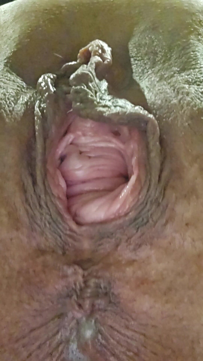 KristinaSlut: Jsi pro mě záchod, chci ti prdnout do špinavé pusy.