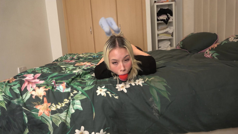 Latina Fetish: Latina &amp; Lilly má dilema kartáč na vlasy: svázané a zlechtané...