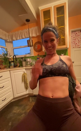 VibeWithMommy: कुछ कुछ रसोई चूसना और कुछ कुछ अंधेरा चोदना।