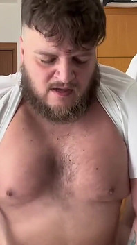 Oferindu-i această curvă lacomă în patru