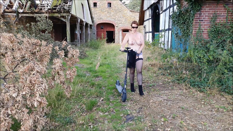 UserBitch1: Frivolous on the Road with the E-scooter