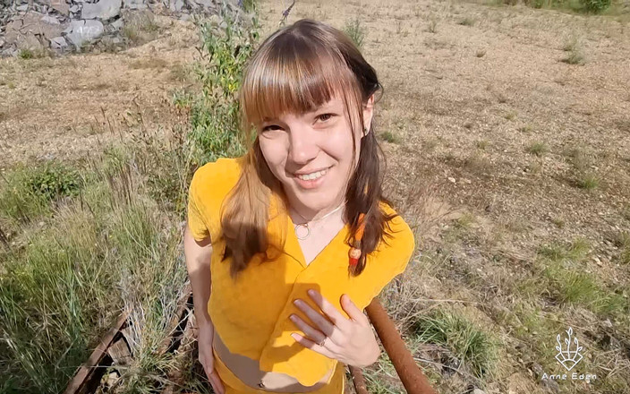 Anne Eden: První skutečný penis venkovní joi !!