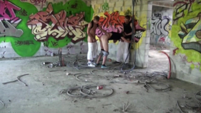 FRENCH PORNSTARS FUCKERS: Gang bang with twinks outdoor