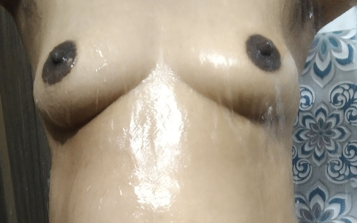 Rose candy: 妈妈在热辣的房间洗澡