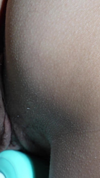 Er fesselt meine hände und masturbiert mich dann, bis ich mit dem Vibrator komme, sogar über den orgasmus hinausgeht ...