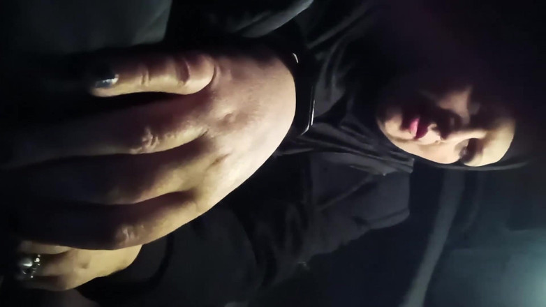 Mike Vonberg: 무슬림 기혼 창녀가 주차장에서 연인의 성기를 빨고 그의 정액을 삼켰다.