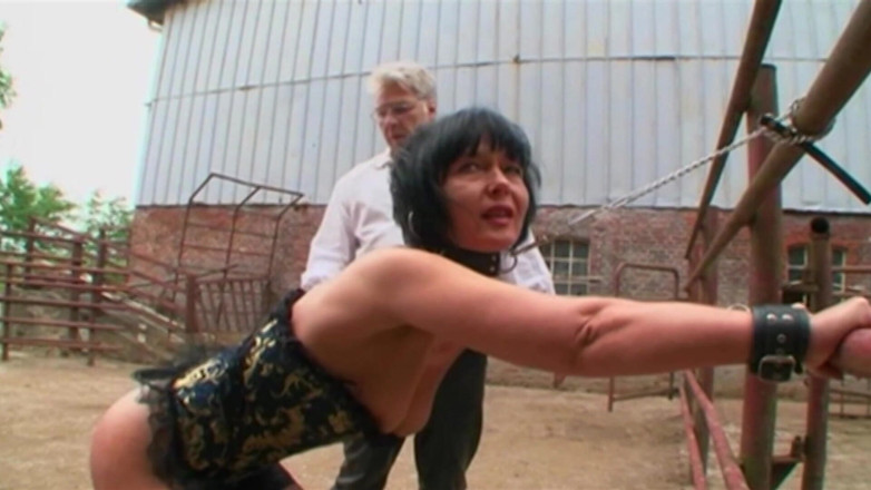 German BDSM MMV: Svázaná blondýnka se podrobí intenzivní BDSM trojce