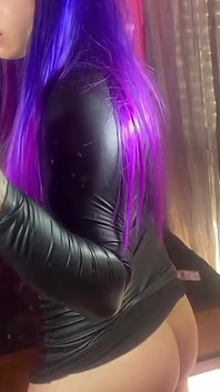 パンティーなしのワンピースを着てデカチンを見せつけるエマ・インク