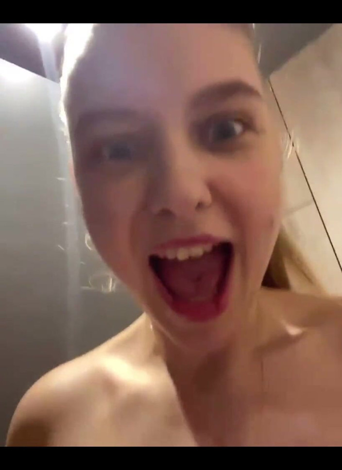 JuiceLussie: Squirting at the First Time