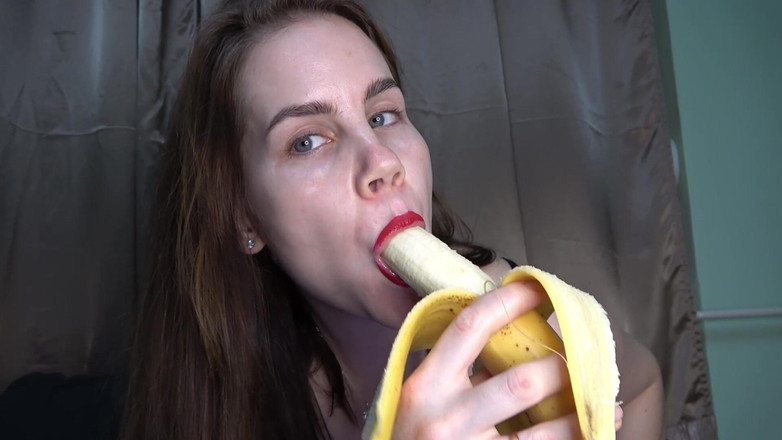 Anna Sky: 펠라를 해주고 다양한 물체를 빨아주는 섹시한 빨간 머리 Anna