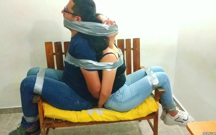 Selfgags Latina Bondage: Hand Over Mouth and Duct Tape Therapy pentru cuplu nagging!