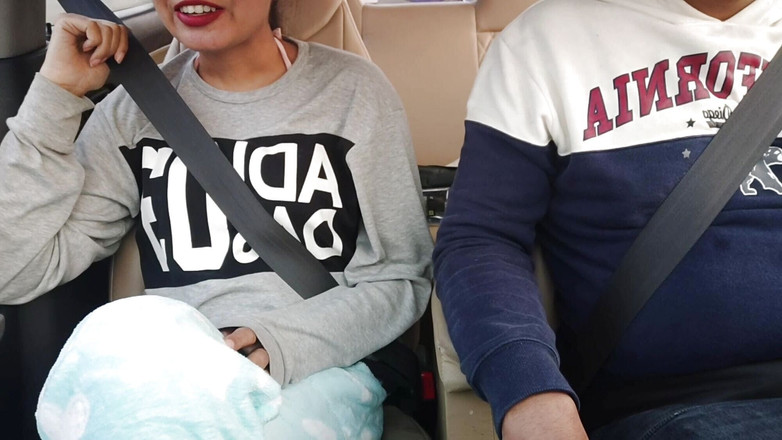 Hornycouple149: 脱下她的衣服，在一辆印度移动的汽车里被狠操