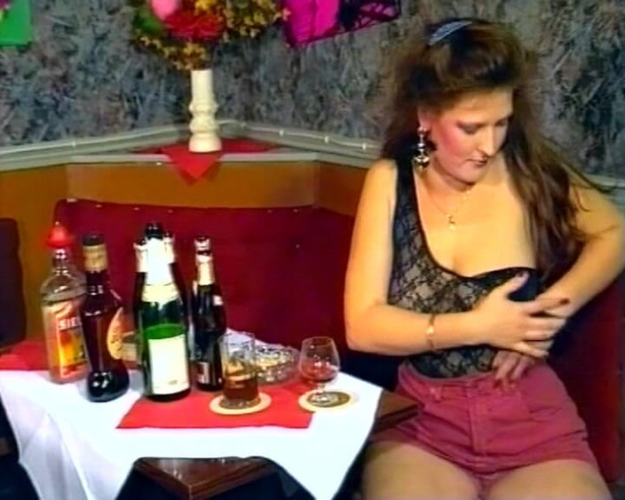 Busty German Sluts: Gagică germană nimfomană care se joacă cu pizda ei în bar