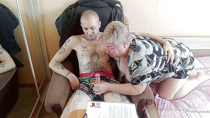 Zona901: La matrigna mi succhia e mi masturba il cazzo 2