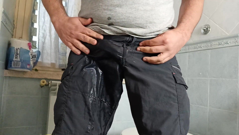 Kinky Guy: ズボンをびしょびしょにすると、もうおしっこが止まらなくなってしまいます。