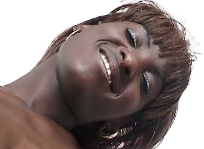 Dark Extreme: MiLF bollente ebano si gode il grosso cazzo bianco