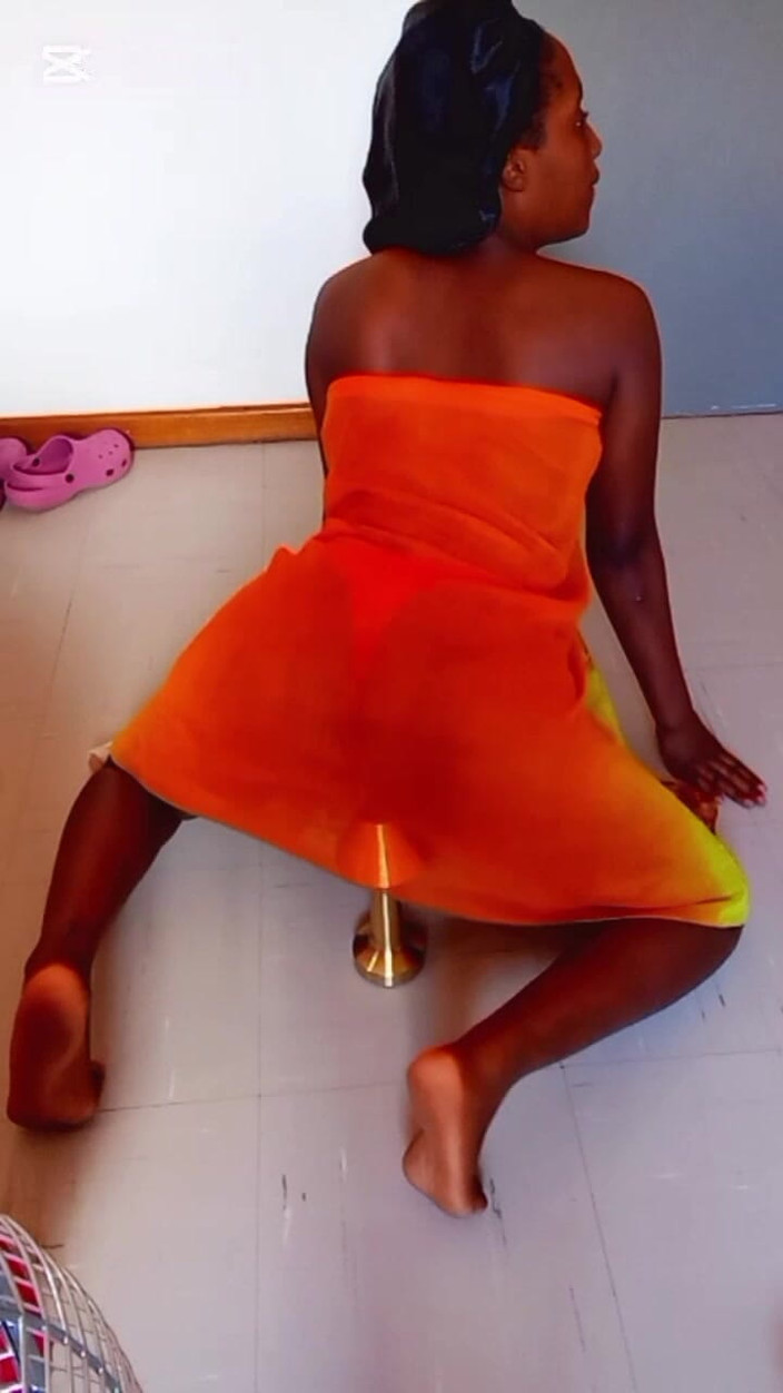 Xkiki: La mia matrigna mi ha fatto scopare il suo porta...