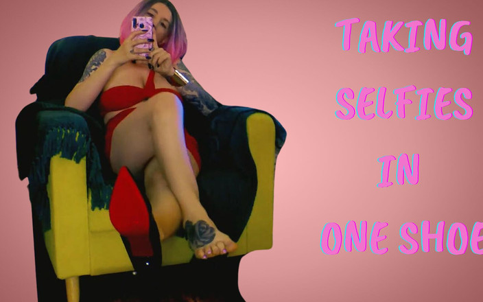 Lady_Angela: Lady Angela dělá selfie v jedné botě- červené spodní boty fetiš...
