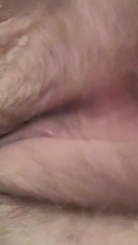Lagi asik mainin memek sempitku yang berbulu
