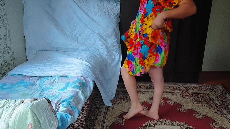 Kitty_Cross: Sexy femboy bailando salvaje bajo colorido brillo de neón