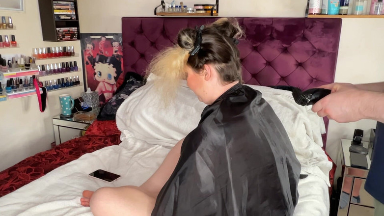 MissFFW: FFW se fait rafraichir sa sous-coupe avec un rasage à clipper