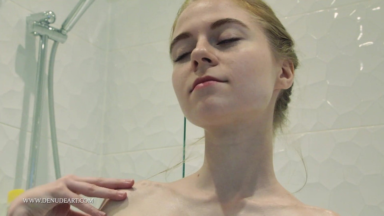 Denudeart: Roztomilá a sexy Melody si masíruje sama sebe olejem