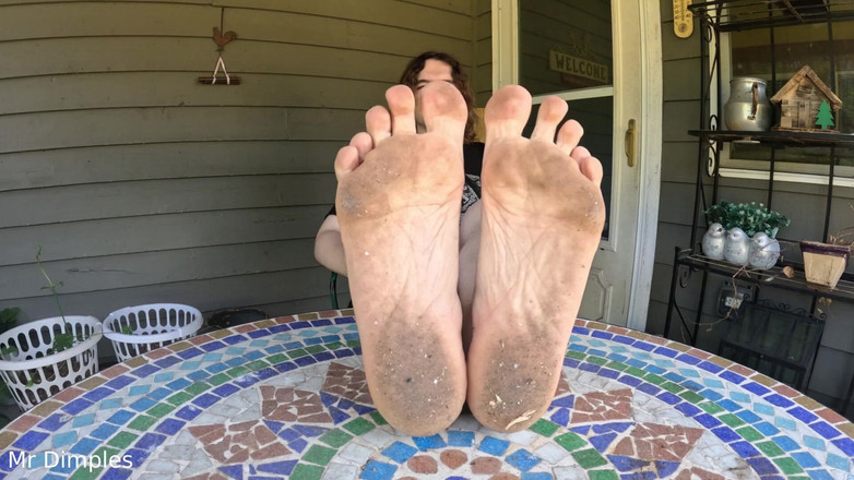 Mr Dimples: Visar upp mina smutsiga fötter