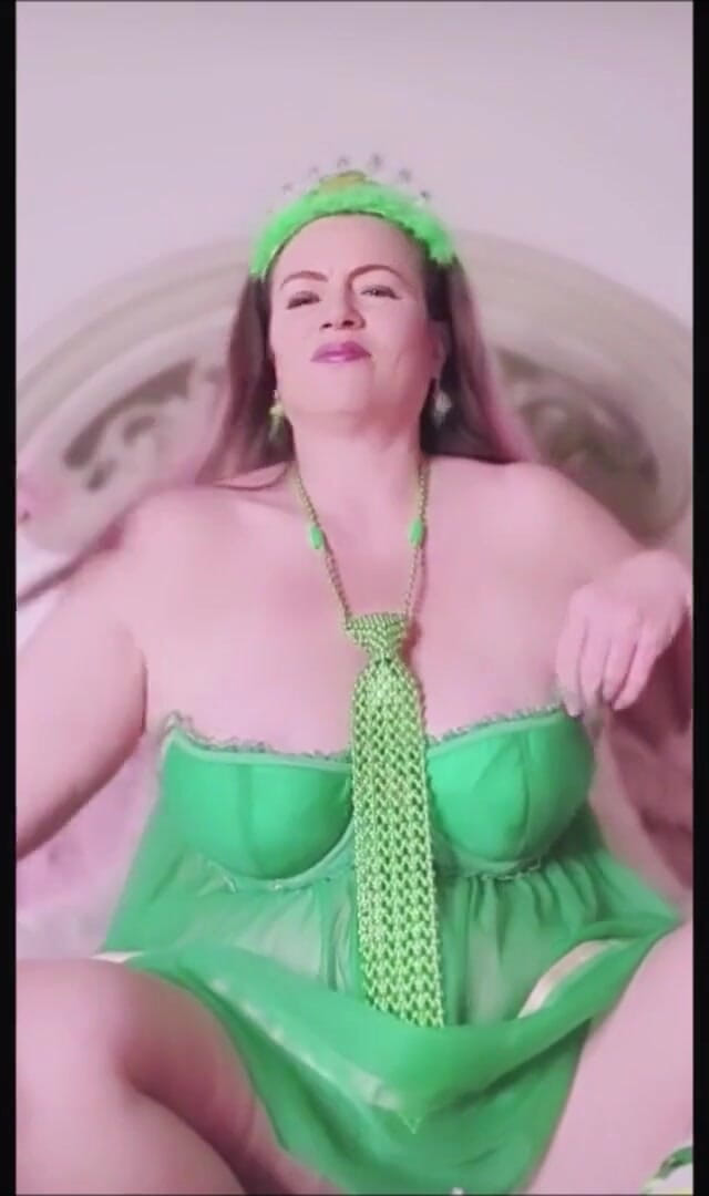 Nikki Nevada: A little St. Patrick's day dildo fucking and JOI