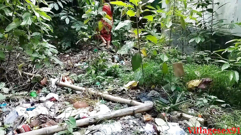 Villagesex91: Une villageoise du coin se fait baiser dans la forêt...