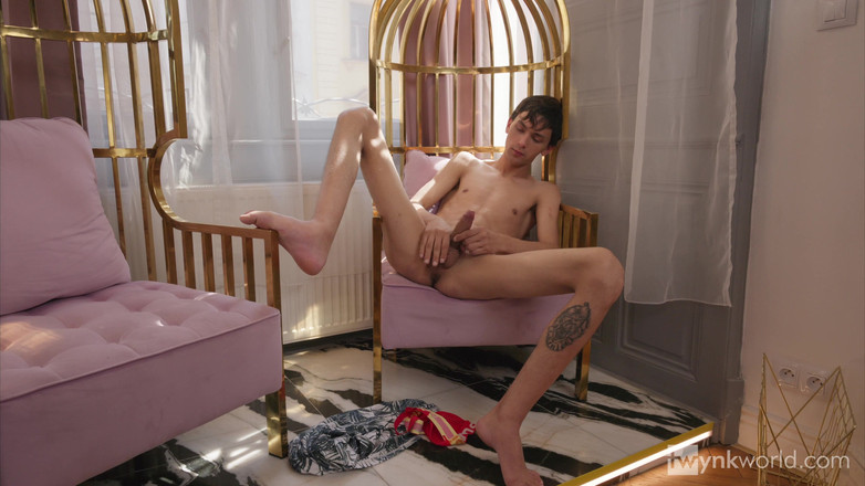 Twynk World: Il Ragazzo Latino Magro Si Masturba Il Suo Bel Cazzo