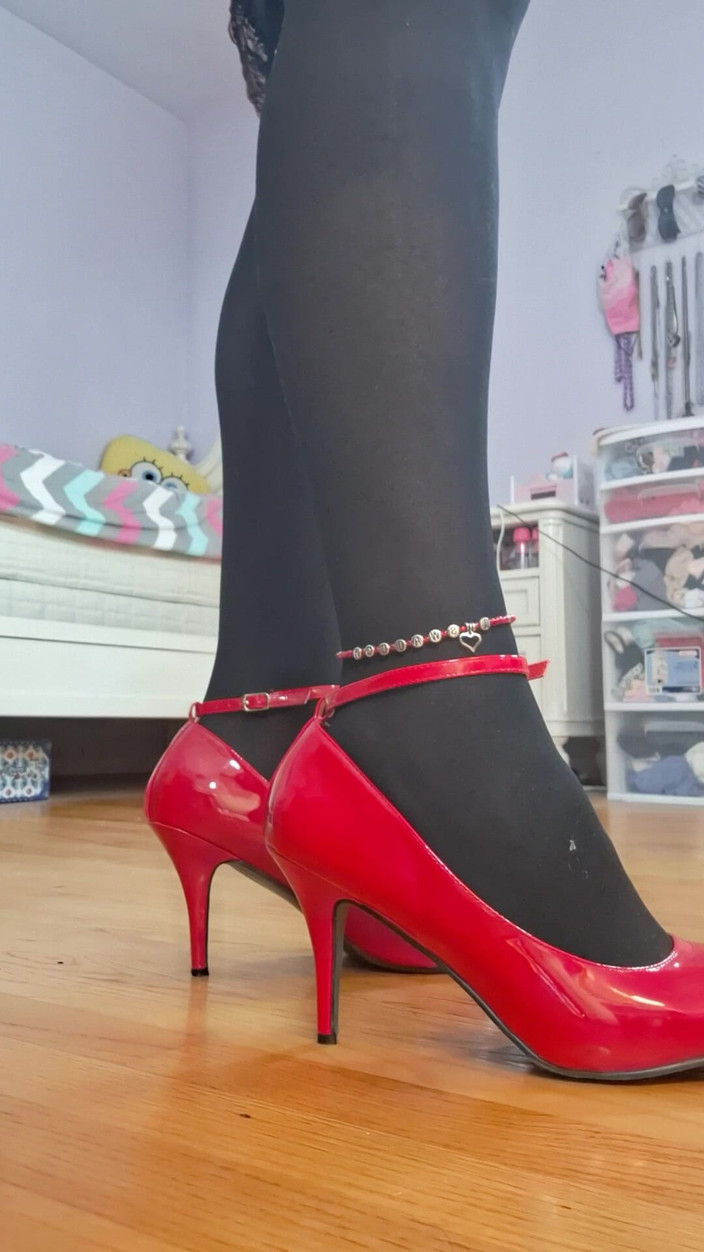 Victoria Lecherri: ハイヒール、ストッキング、股なしパンティー