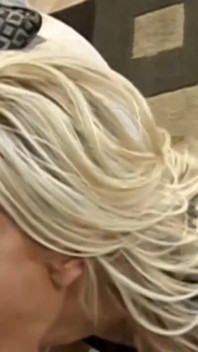 Deslumbrante loira gata com grandes mamas é fodida na buceta