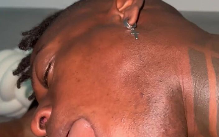 ThroatSeeker: 私が排出できる大きなペニスはありますか?ナットを抜くのが大好きでした