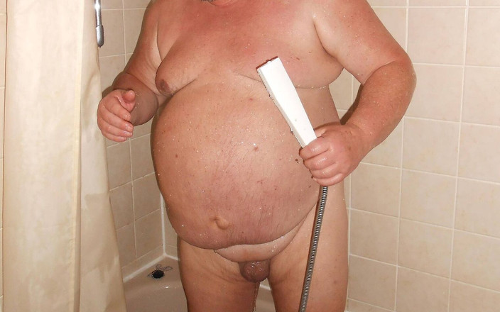 Opas Lust: Atuk kencing di bilik mandi