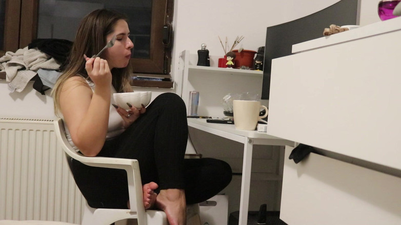 NipsAndStrips: Xì hơi trong khi ăn tại bàn làm việc của tôi