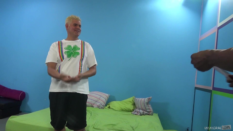 Immoral Live: ブリトニー琥珀と友人に蒸し暑い異人種間のシーン