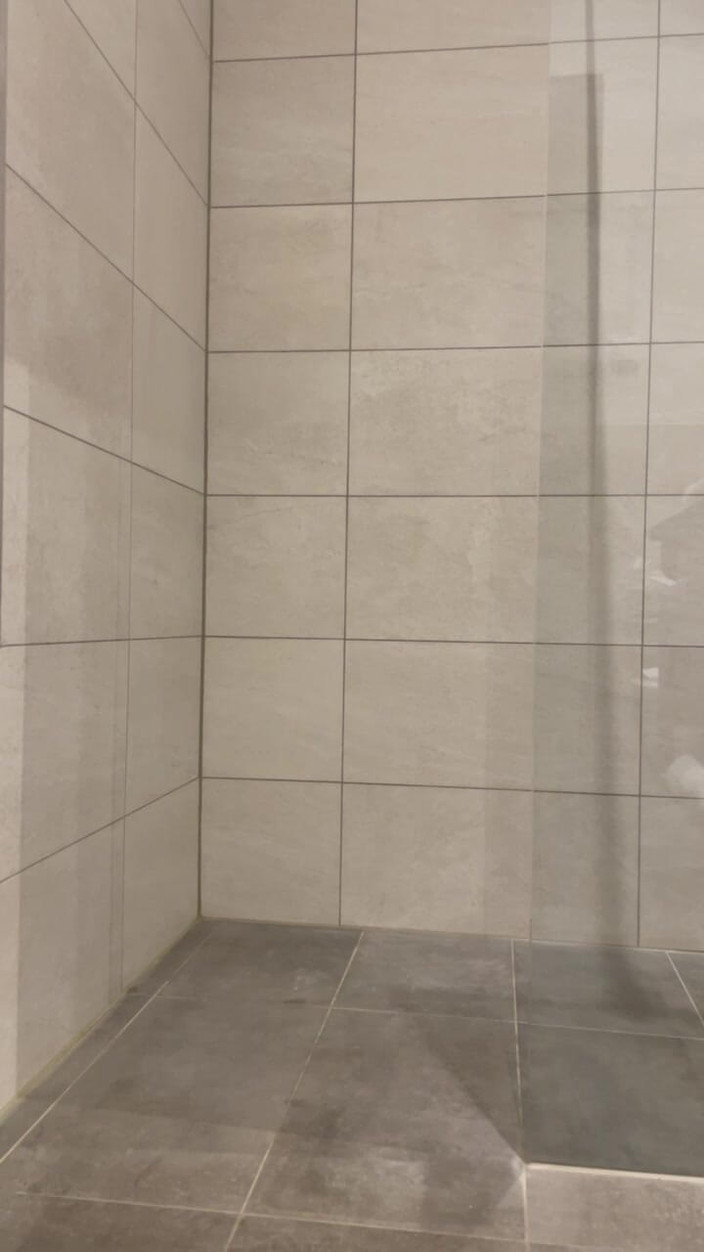 PervyLara: Rubberdoll da đen trong suốt Latex Catsuit trong phòng tắm