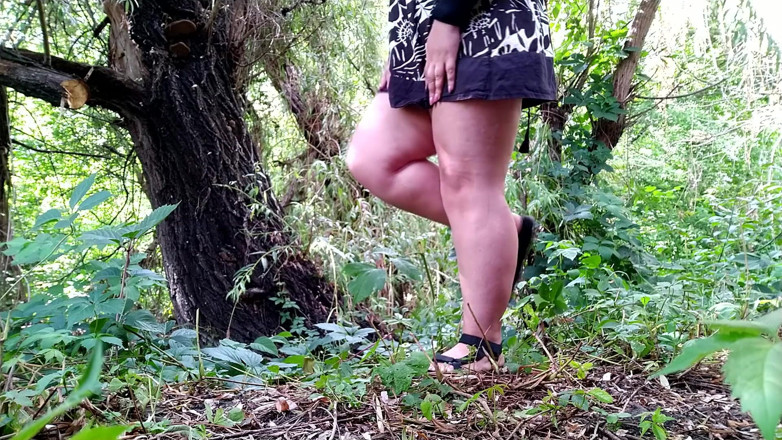 Elena: Hot juice of my horny pussy outdoors