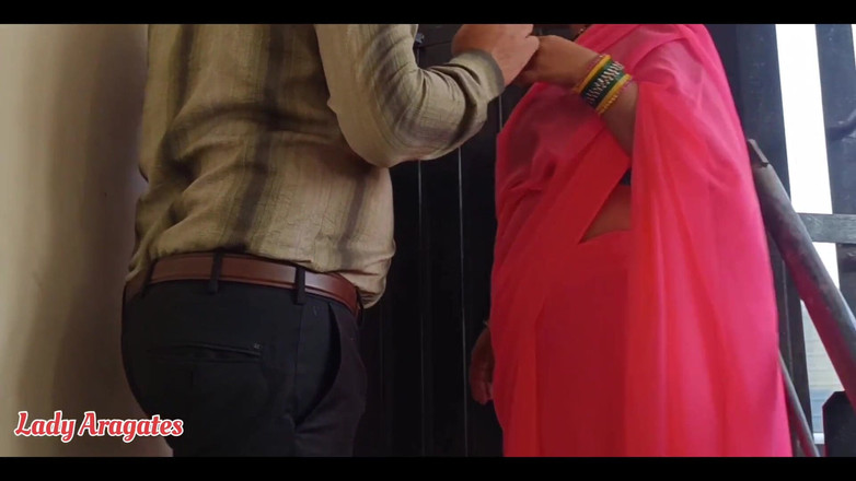 Hotty Jiya Sharmaa: Mladá Desi Bhabhi potěšila pronajímatele šukáním její kundičky a zadku