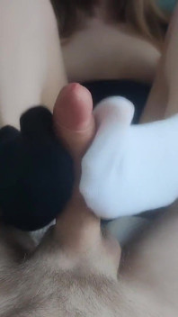 Şehvetli bir çorapla için uyumsuz siyah ve beyaz ayak bileği çorapları