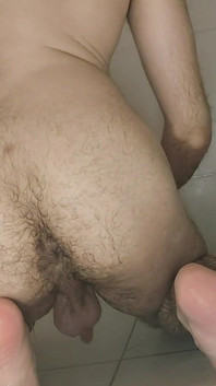 Douching dan fisting lubang pantatku yang menganga lebar