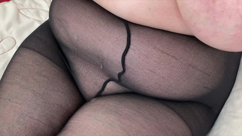 Mr MF: I piedi della signora matura gioca con il suo amico...