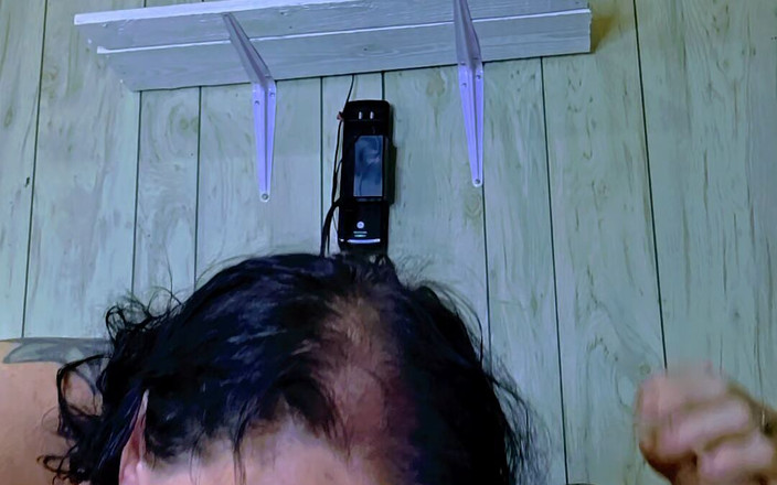 HerculesnVENUS: 他是一个满足的男人，他的鸡巴在她手中