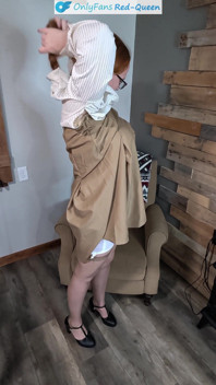 Elegante pelirroja de los 50 secretaria o maestro atuendo de faja y medias - tacones, vestido, blusa y sin bragas