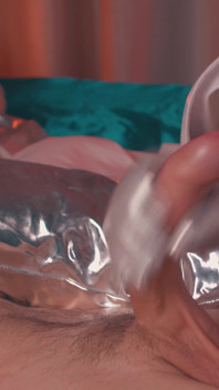 Handjob in Lederhandschuhen Von einer strengen MILf, domina für einen vom ficken erschöpften Sklaven. Herrin mit dicken titten in Pvc-Regenlack.