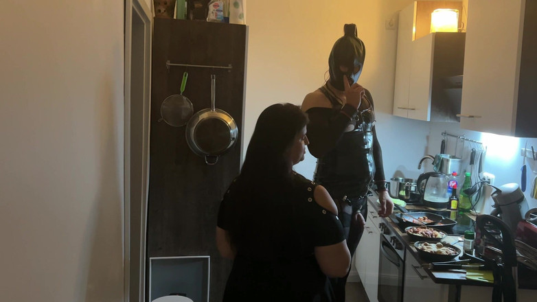 DOMINATRIX6: Pertemuan nakal di dapur: cewek fetish mendominasi temannya di dapur